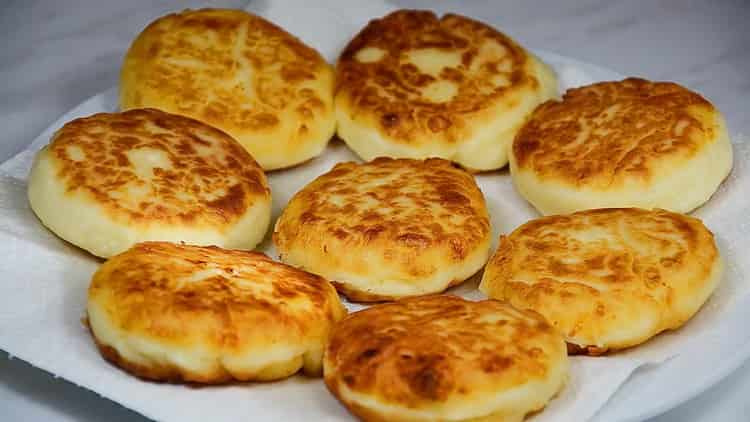 Вкусни чийзкейки, приготвени в тиган, са готови