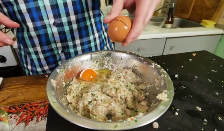 Чукнете яйцето в купа с каймата, разбъркайте.