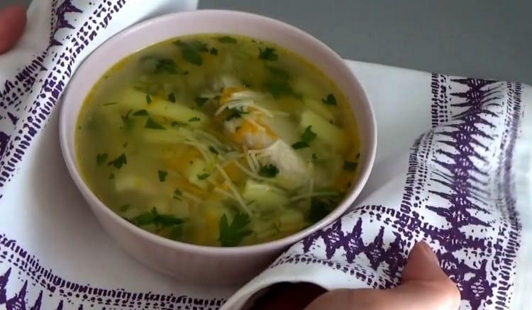 Пилешка супа с юфка и картофи е не само вкусна, но и здравословна.