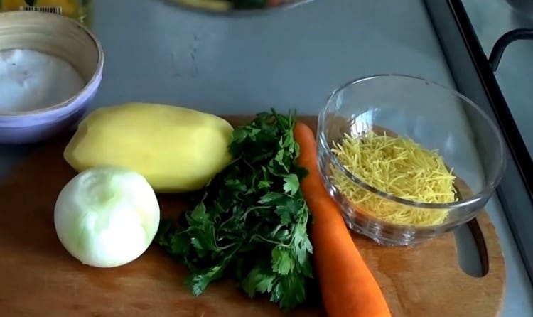 Почистваме и измиваме лука, морковите, картофите.