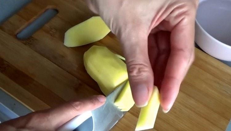 Нарежете картофа на малки кубчета.