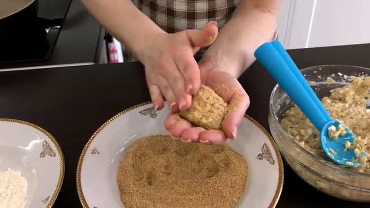 Оформете котлети и ги изпечете