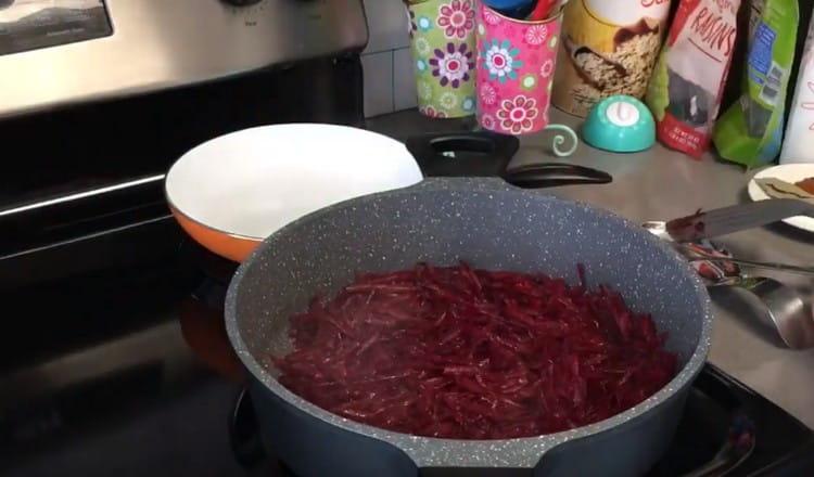 Разпределяме цвеклото в добре загрят тиган с растително масло.