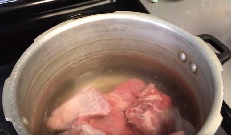 Слагаме говеждото бульон да готви.