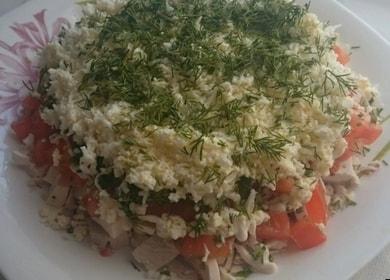Готвене на вкусна салата с варено пиле по стъпка по стъпка рецепта със снимка.