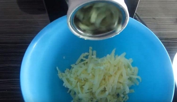 Три варени картофа на едро ренде.