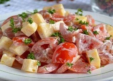 Готвене на салата с пушено пиле и домати по стъпка по стъпка рецепта със снимка.