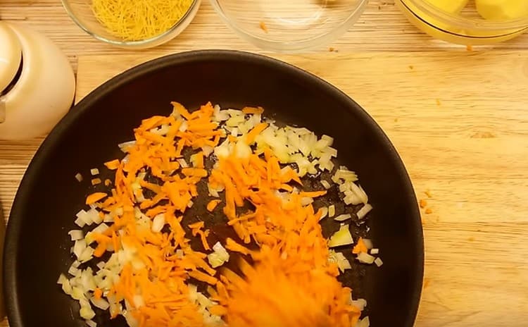 Готвене на лук и моркови.