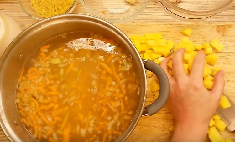 Изпращаме картофи в супата.