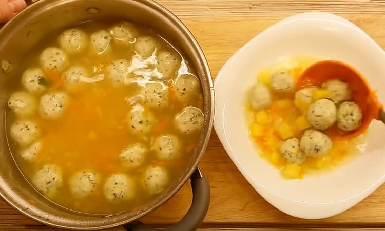 Пилешка супа от кюфте ще се хареса както на възрастни, така и на деца.