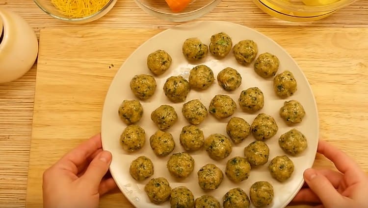 От кайма оформяме малки кюфтета.