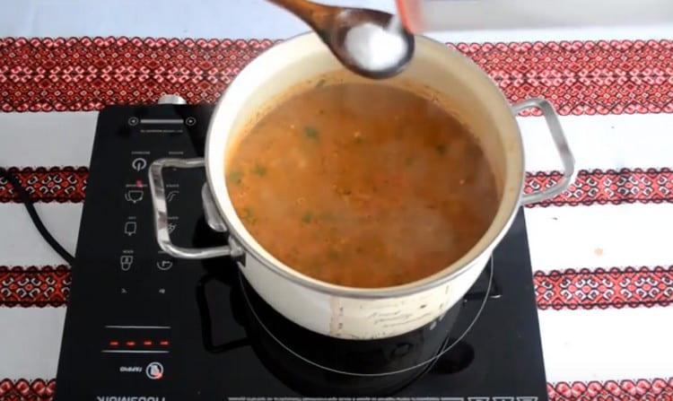 Не забравяйте да добавите нарязано дъно към ястието, сол.