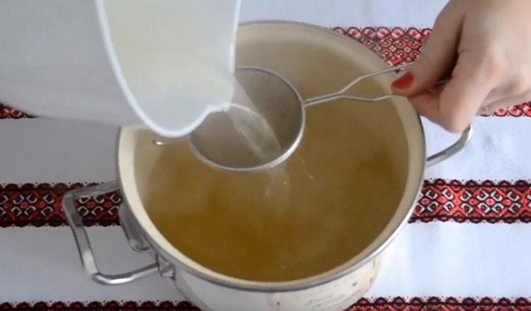 Филтрирайте готовия бульон през сито.