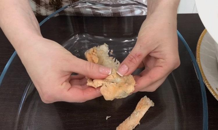 Отделете рибеното месо от костите.