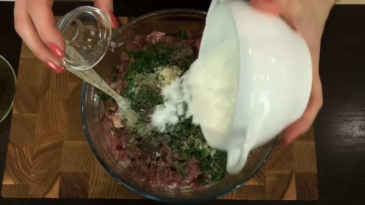Добавете нишесте и чесън, за да направите котлети.
