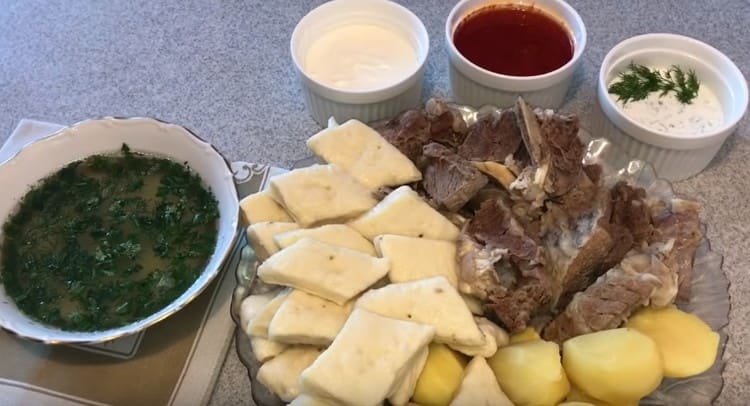 И така се сервира Avar khinkali.