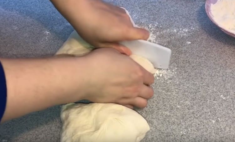 Разделете тестото на няколко парчета.