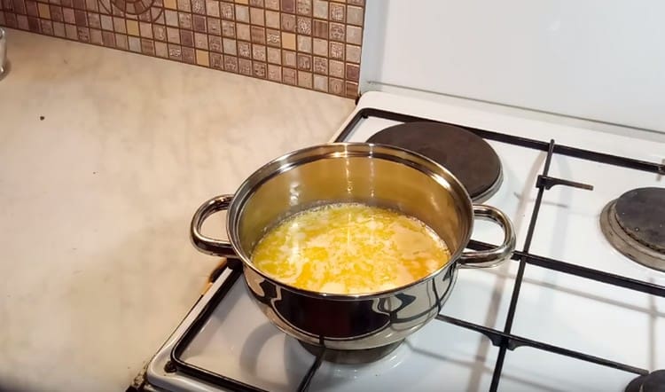 Разтопете предварително маслото или кремообразния маргарин.