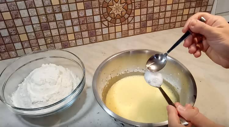Изгасяме оцета със сода и добавяме към тестото.