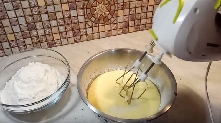 Въведете разтопеното масло и разбъркайте отново.