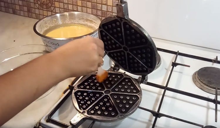 Загряваме формата и я смазваме от двете страни с растително масло.