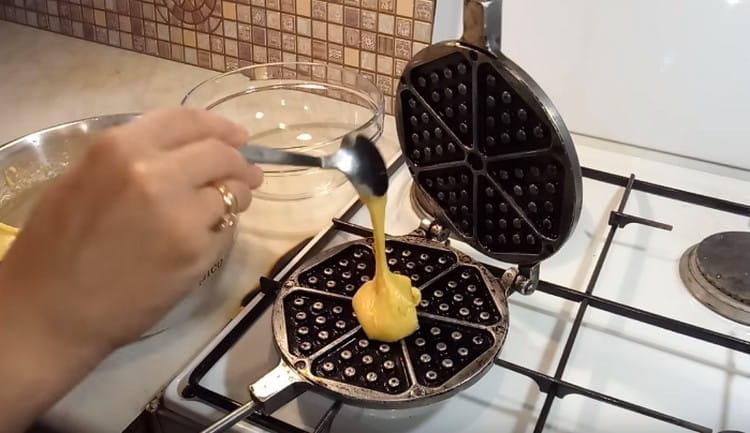 В центъра на формата разстелете 1-2 супени лъжици тесто и го затворете.