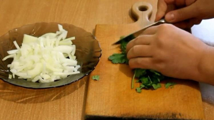 За да приготвите судук във фолио, нарежете зелените