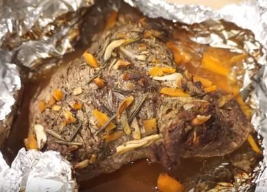 Говеждото месо във фолиото във фурната е много вкусно и просто.