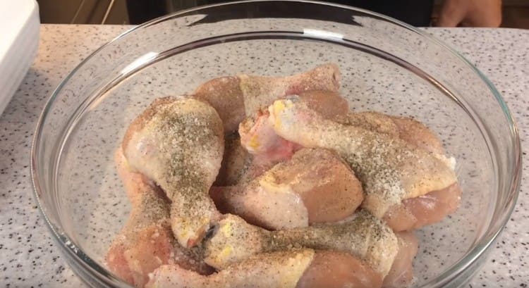 Поръсете клечките със сол и черен пипер на вкус.