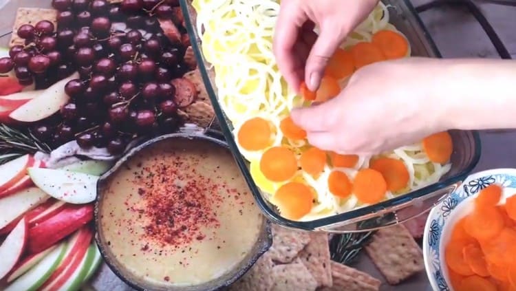 Нарежете морковите на кръгчета и ги разпределете отгоре върху слоя лук.