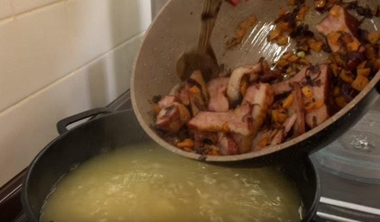 Прехвърлете пърженето с ребра в супата.