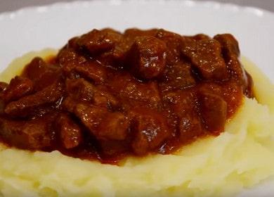 Готвене на вкусен телешки гулаш със сос: рецепта със стъпка по стъпка снимки.