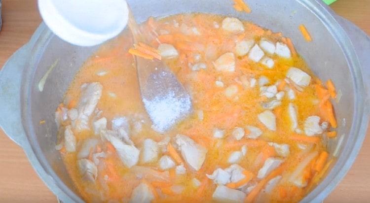 Посолете ястието на вкус.