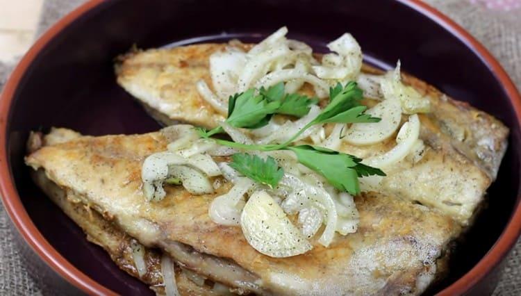 Според тази рецепта, пържена скумрия е не само вкусна, но и изглежда много апетитна.