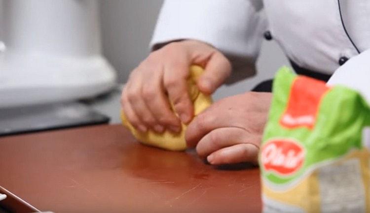 Разточете тестото на топка и оставете за времето на приготвяне на пълнежа.