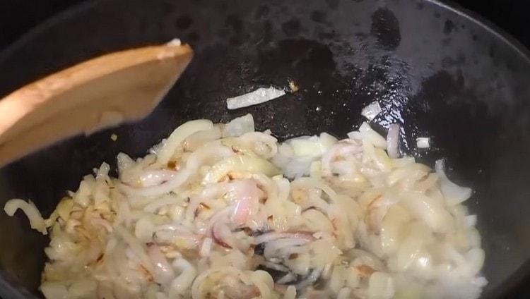 Запържете нарязания лук до златисто кафяво.