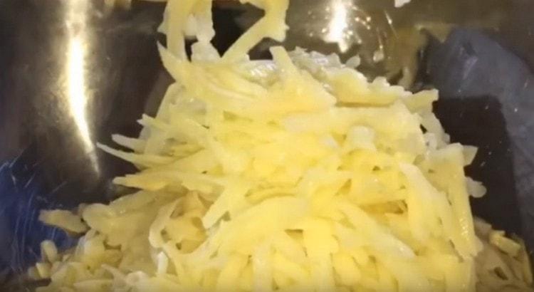 Почистваме картофите и три на едро ренде.