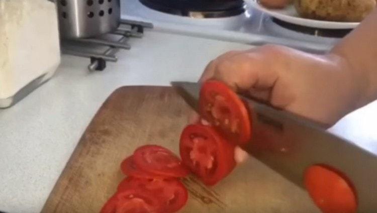 Кубчета домати и чушки.