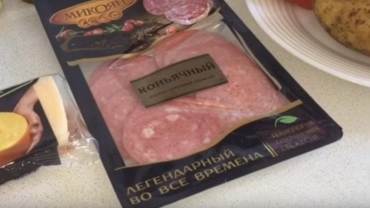 Нарязваме наденицата на тънки филийки или вземаме нарязаната.