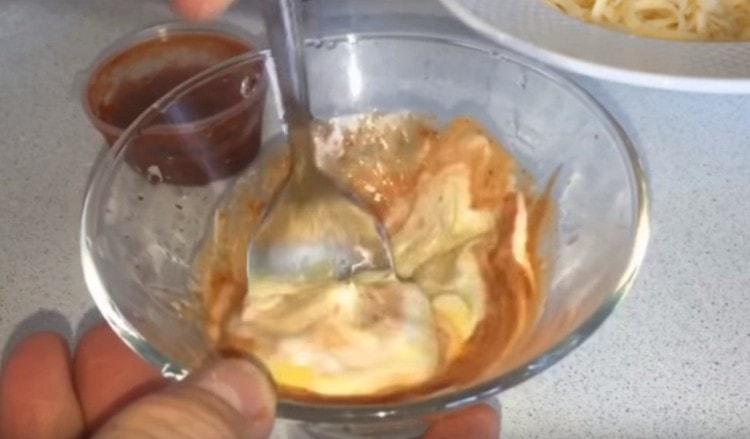 Готварски сос от кетчуп и заквасена сметана.