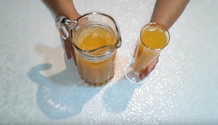 Компотът от мандарина се сервира охладен.