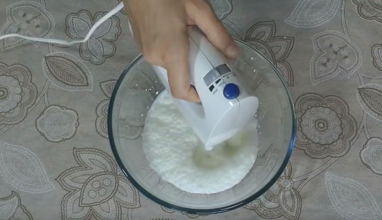 Сметаната разбийте с миксер.
