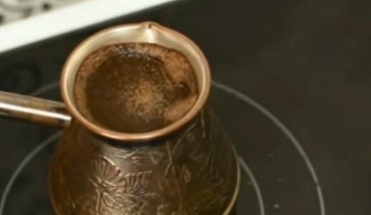 След като свалите от котлона, смесете напитката и оставете да заври отново.