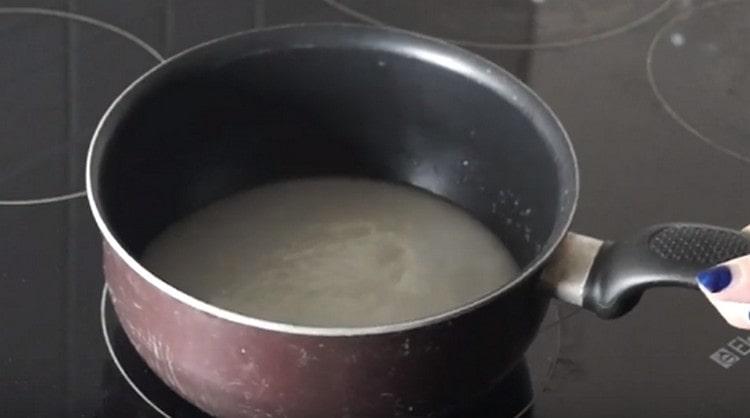 Комбинирайте водата със захарта.