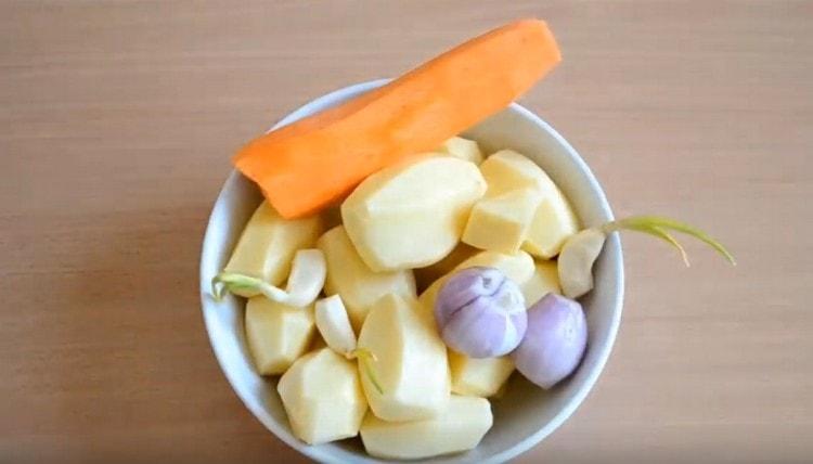 Почистваме зеленчуците и ги измиваме.