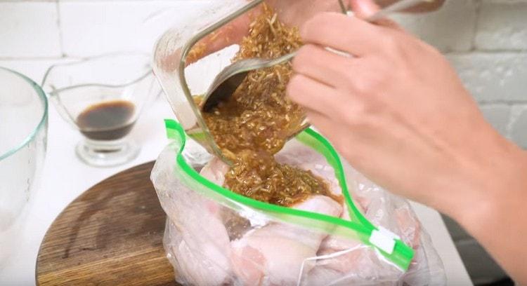Сгънете пилешките крилца в торба с цип или купа и изсипете марината.