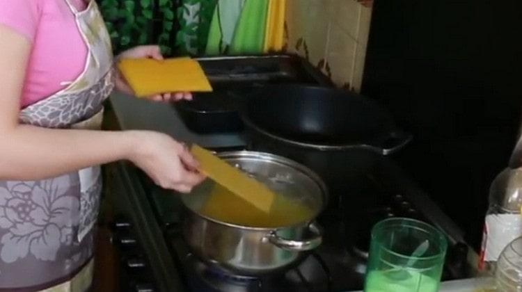 Поставяме листа лазаня във вода.