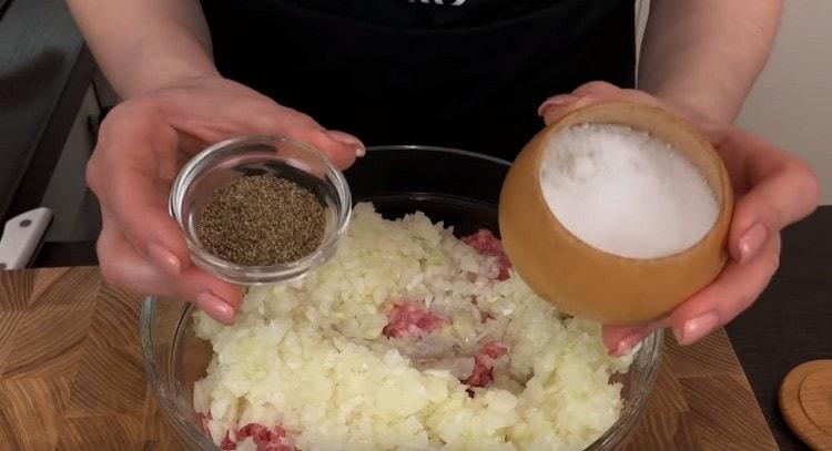 На вкус добавете сол и черен пипер към каймата, разбъркайте.