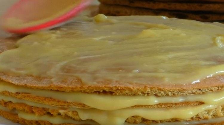 Събираме тортата, като намазваме тортите със сметана.