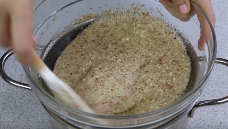 Слагаме масата на водна баня и затопляме, като разбъркваме.
